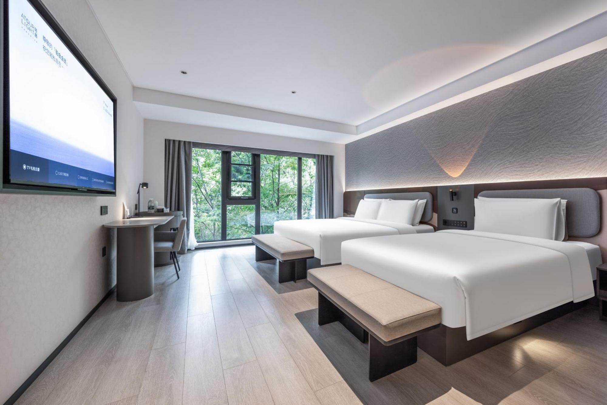 Atour Light International Exhibition Center Liufang Subway Station 4*